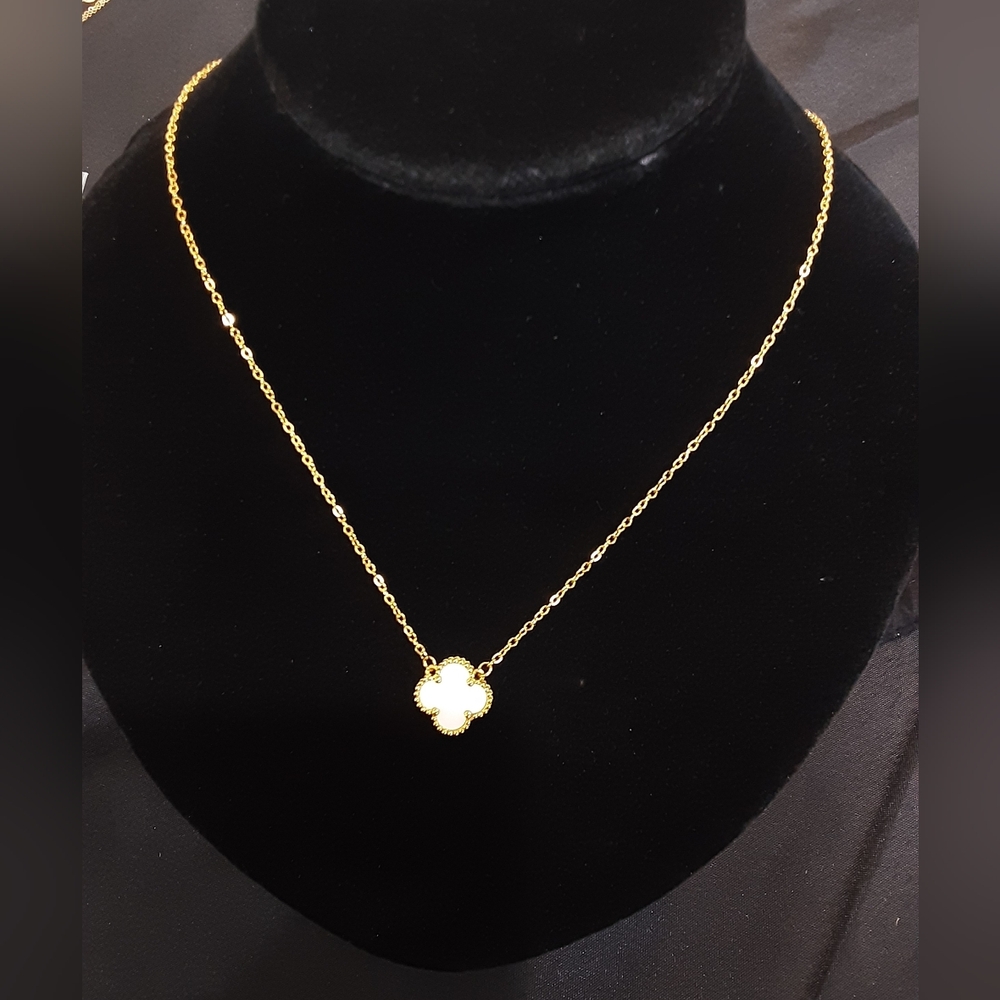 Elegant Gold Whit Flower Pendant Necklace J268